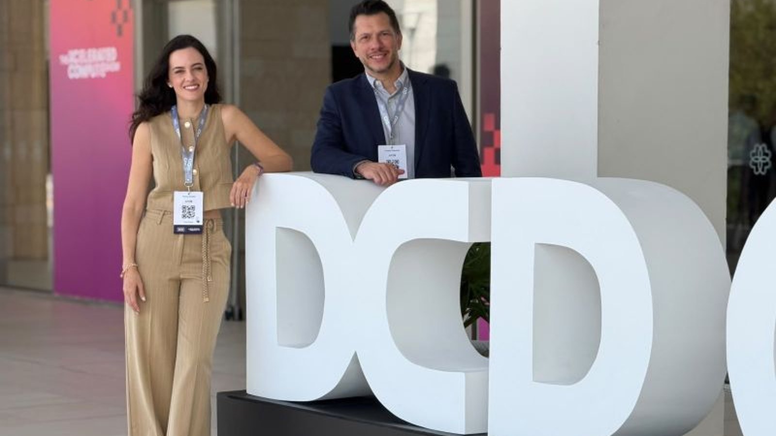 Fabíola Andretto e Gustavo Gasparoto, sócios da AFGM, no letreiro do DCD Connect LATAM 2026