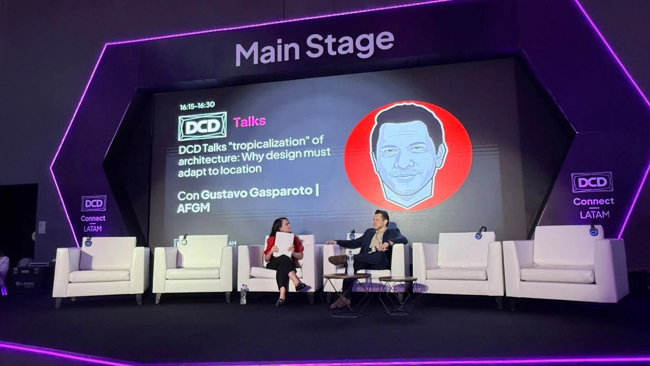 Gustavo Gasparoto durante a sessão DCD Talks sobre tropicalização da arquitetura, no Main Stage do DCD Connect LATAM 2026