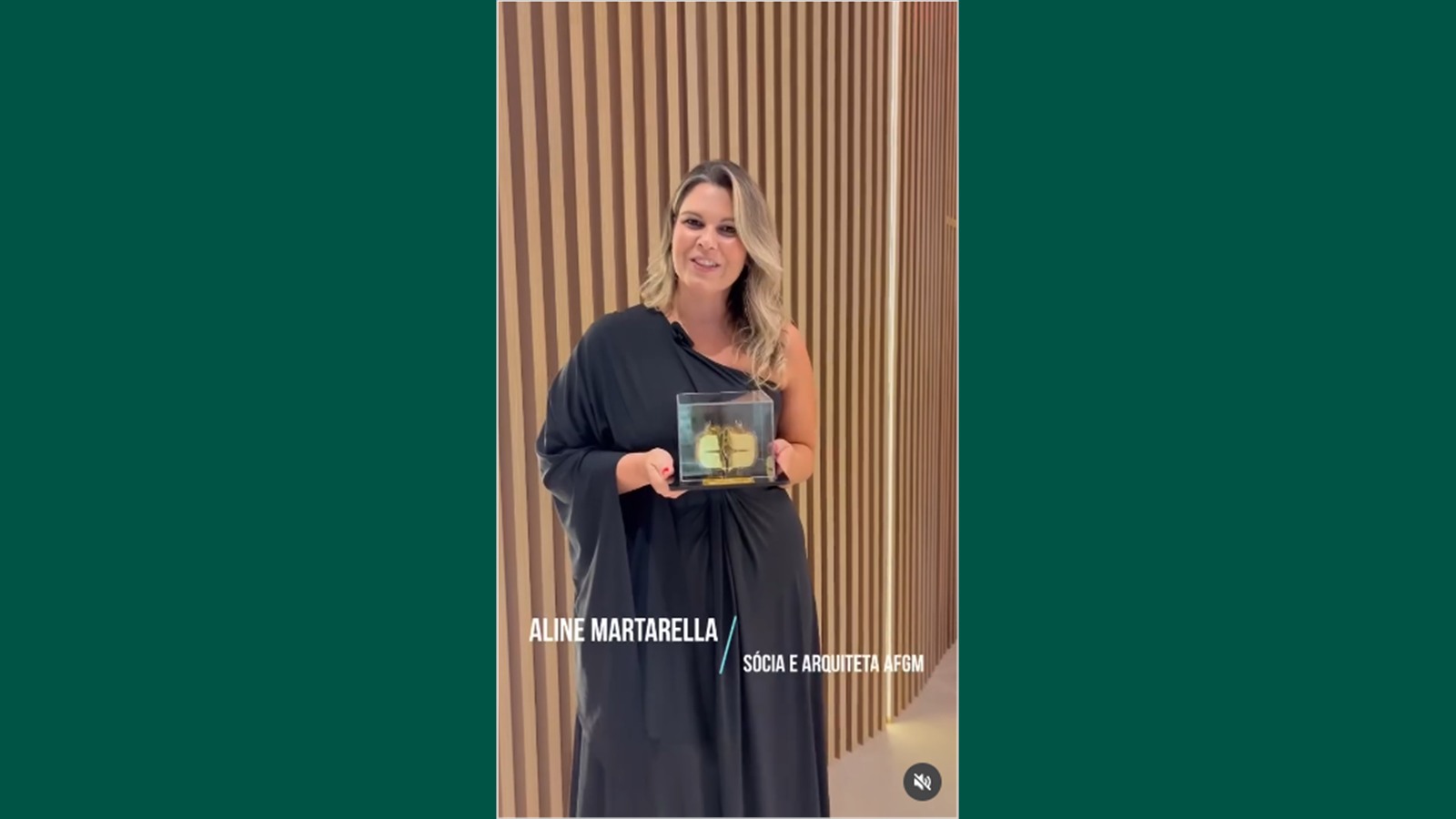 Aline Martarella, sócia e arquiteta da AFGM, com o prêmio do Circuito Decor