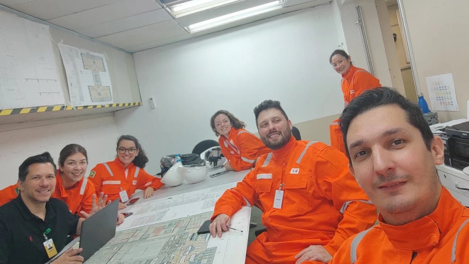 Equipe da AFGM e dos parceiros reunida sobre as plantas durante visita técnica ao Edise, no Rio de Janeiro