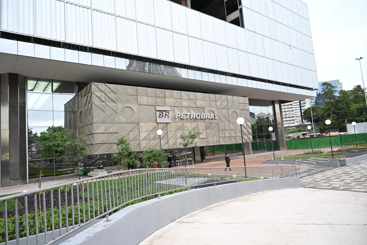 Fachada do Edise, edifício-sede da Petrobras no Centro do Rio de Janeiro, após o retrofit