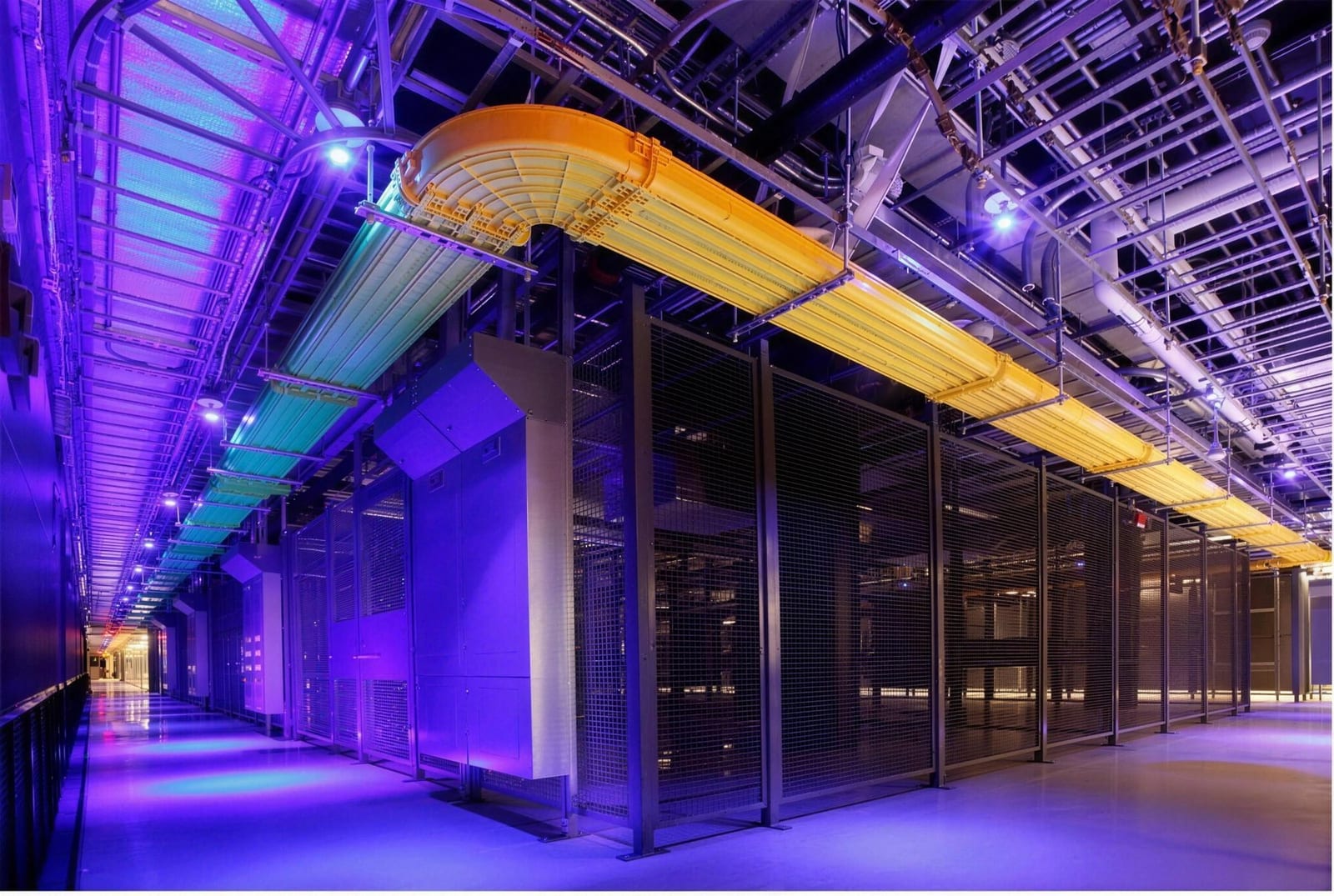 Data hall com cages fechadas no Equinix RJ3, em São João de Meriti (RJ)