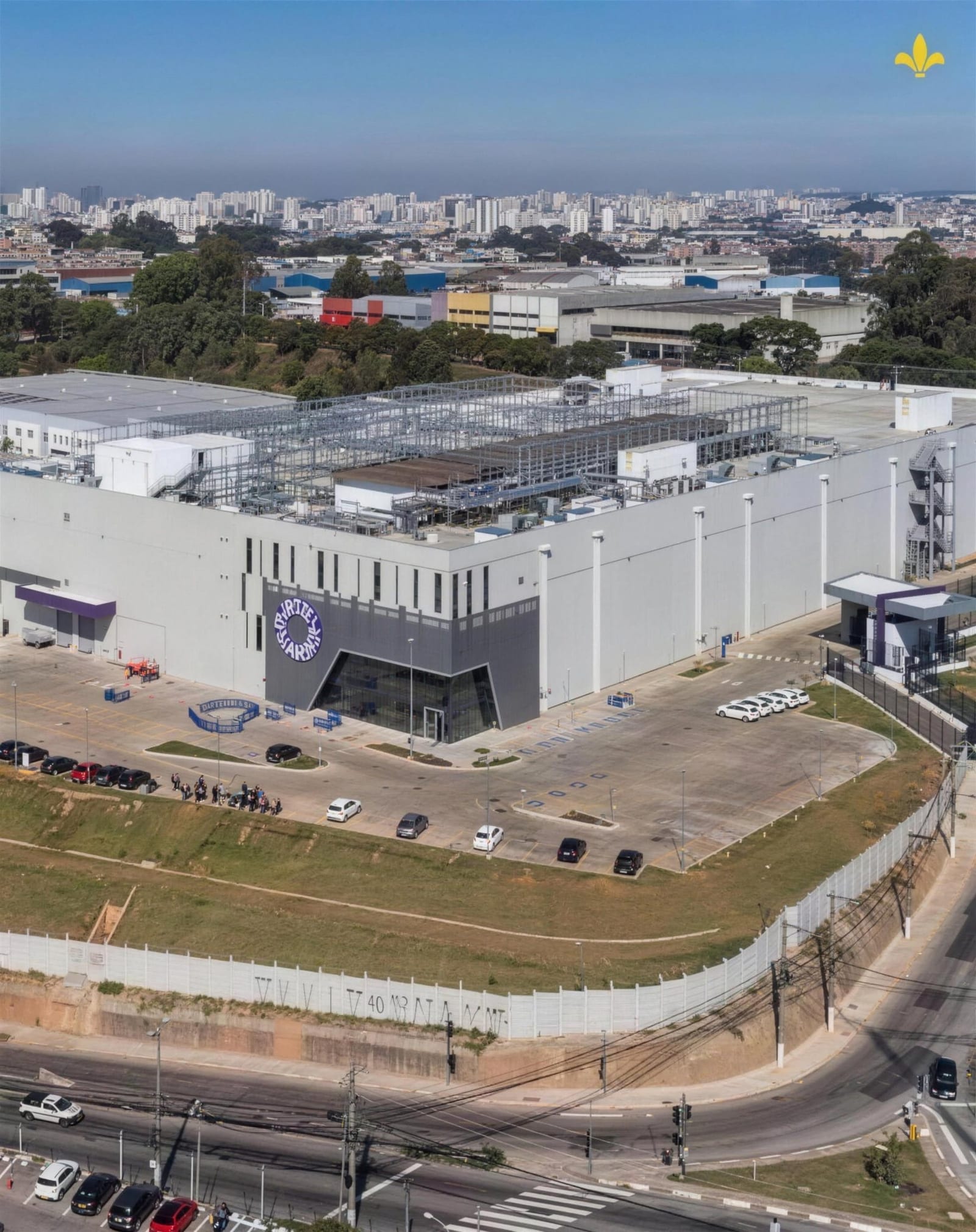 Segunda vista da fachada do data center ODATA SP04, em Osasco (SP)